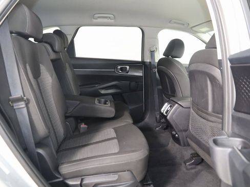 Used 2022 Kia Sorento LX image 12