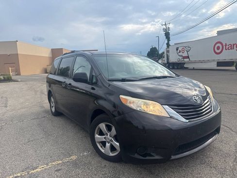 Used 2012 Toyota Sienna LE w/ Towing Pkg FWD image 19