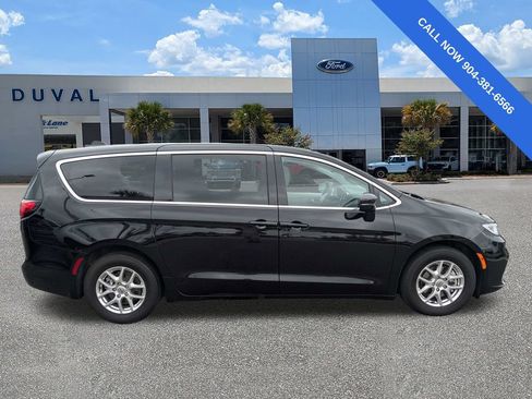 Used 2024 Chrysler Pacifica Touring-L FWD image 3