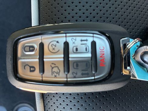 New 2026 Chrysler Pacifica Limited w/ Uconnect Theater Family Group image 30