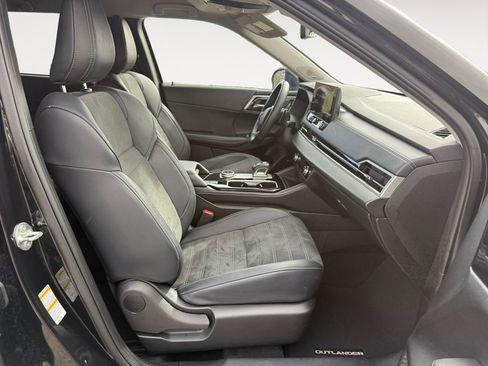 Used 2025 Mitsubishi Outlander SE image 15