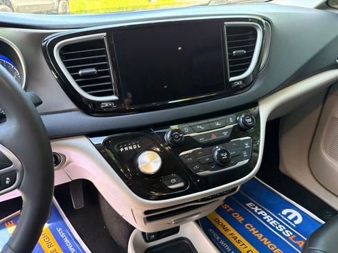 Used 2023 Chrysler Pacifica Touring-L FWD image 16