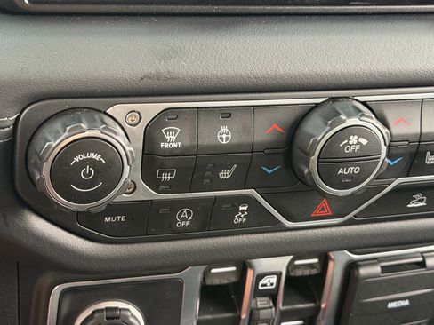 Used 2025 Jeep Wrangler Unlimited Sahara AWD/4WD image 20