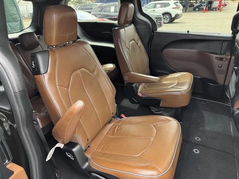 Used 2018 Chrysler Pacifica Limited w/ Advanced Safetytec Group FWD image 21