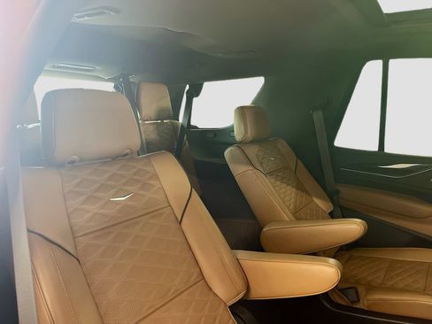Used 2023 Cadillac Escalade Premium Luxury AWD/4WD image 28