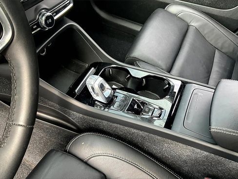 Used 2023 Volvo XC40 B5 Plus image 14