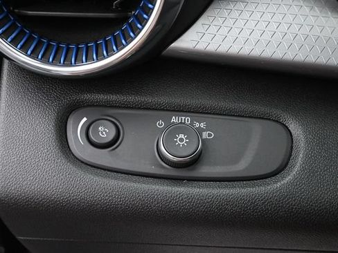 Used 2025 Chevrolet Trax LT w/ LT Convenience Package FWD image 18