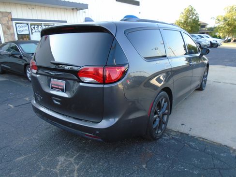 Used 2018 Chrysler Pacifica Touring-L w/ Advanced Safetytec Group FWD image 2