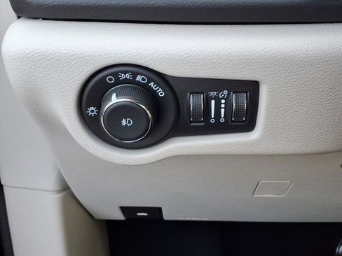 Used 2024 Chrysler Pacifica Touring-L image 21