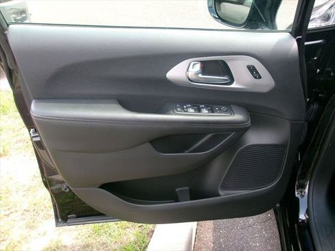 Certified 2025 Chrysler Pacifica Limited FWD image 6