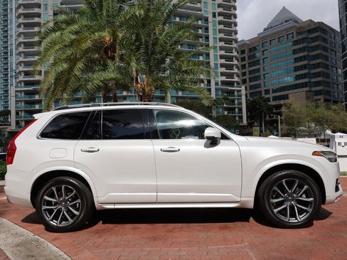 Used 2017 Volvo XC90 T6 Momentum w/ Vision Package image 4