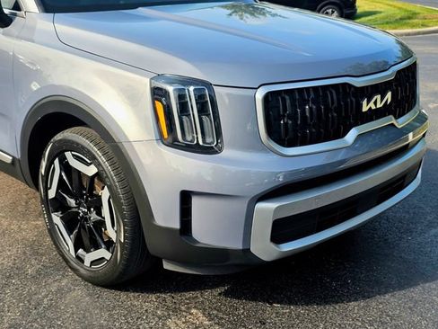Used 2023 Kia Telluride EX w/ EX Captain's Chair Package FWD image 4