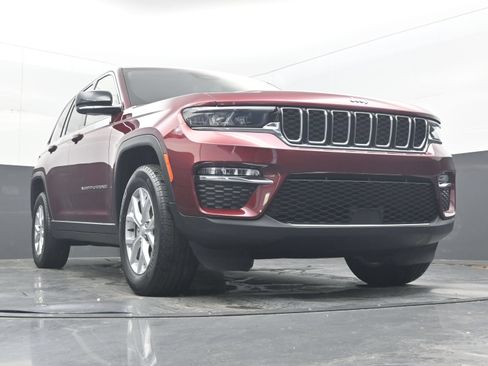 Used 2023 Jeep Grand Cherokee Limited AWD/4WD image 25