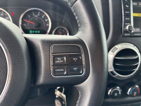 Used 2017 Jeep Wrangler Sahara w/ Connectivity Group AWD/4WD image 27