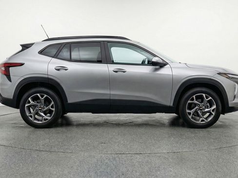 Used 2025 Chevrolet Trax LT w/ LT Convenience Package FWD image 11