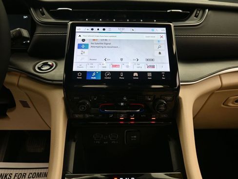 Used 2025 Jeep Grand Cherokee L Limited w/ Black Appearance Package image 16