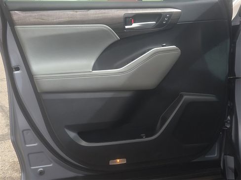 Used 2024 Toyota Highlander Platinum image 19