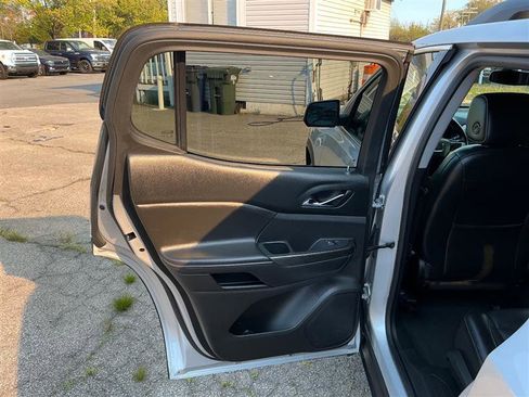 Used 2017 GMC Acadia SLT AWD/4WD image 32