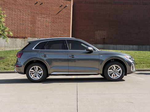 Certified 2023 Audi Q5 2.0T Premium w/ Convenience Package AWD/4WD image 3