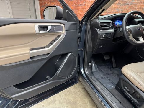 Used 2022 Ford Explorer XLT w/ Equipment Group 202A image 9