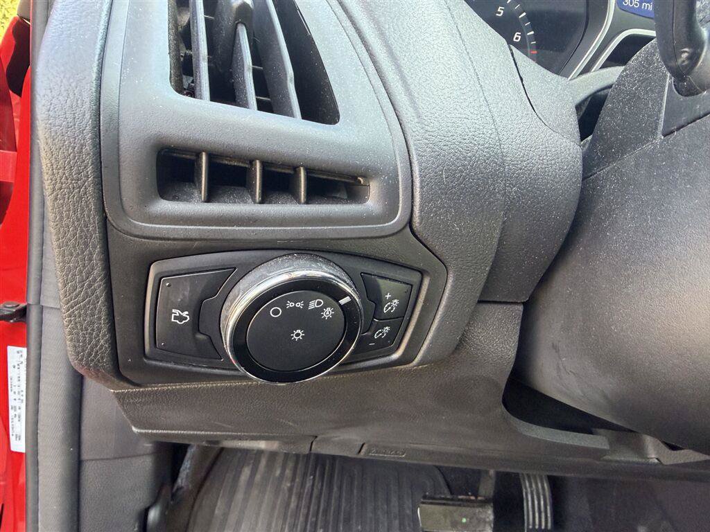 Used 2014 Ford Focus SE w/ SE Winter Package FWD image 13