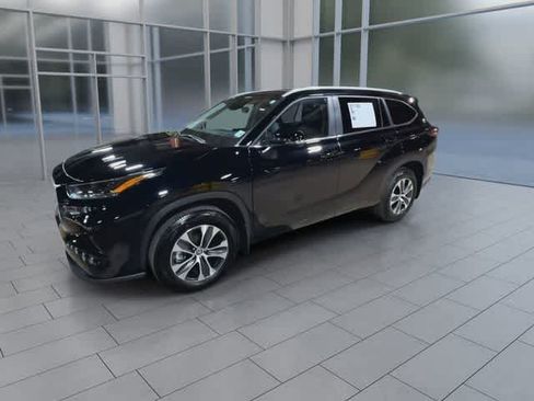 Used 2025 Toyota Highlander XLE AWD/4WD image 4