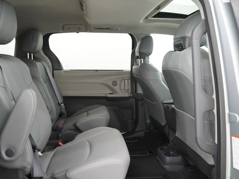 Used 2021 Toyota Sienna XLE image 14