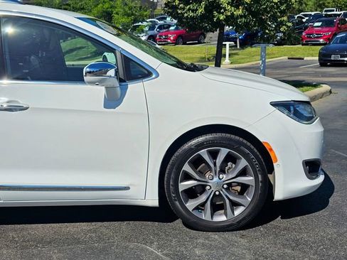 Used 2020 Chrysler Pacifica Limited w/ Tire & Wheel Group FWD image 7