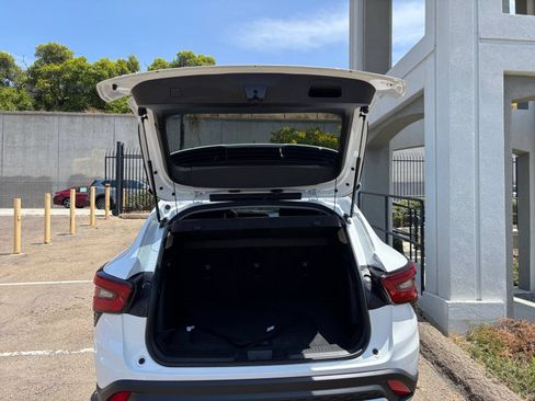 Used 2025 Chevrolet Trax LT FWD image 30