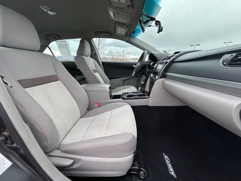 Used 2014 Toyota Camry L image 31