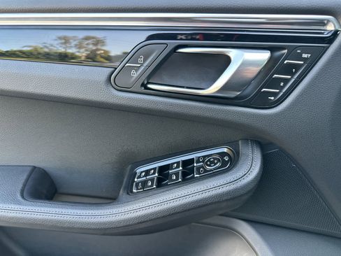 Certified 2025 Porsche Macan AWD/4WD image 12