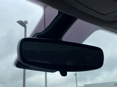 Used 2023 Chrysler Pacifica Touring-L image 27