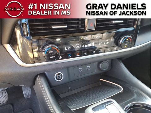 Used 2023 Nissan Rogue Platinum w/ Platinum Premium Package FWD image 18