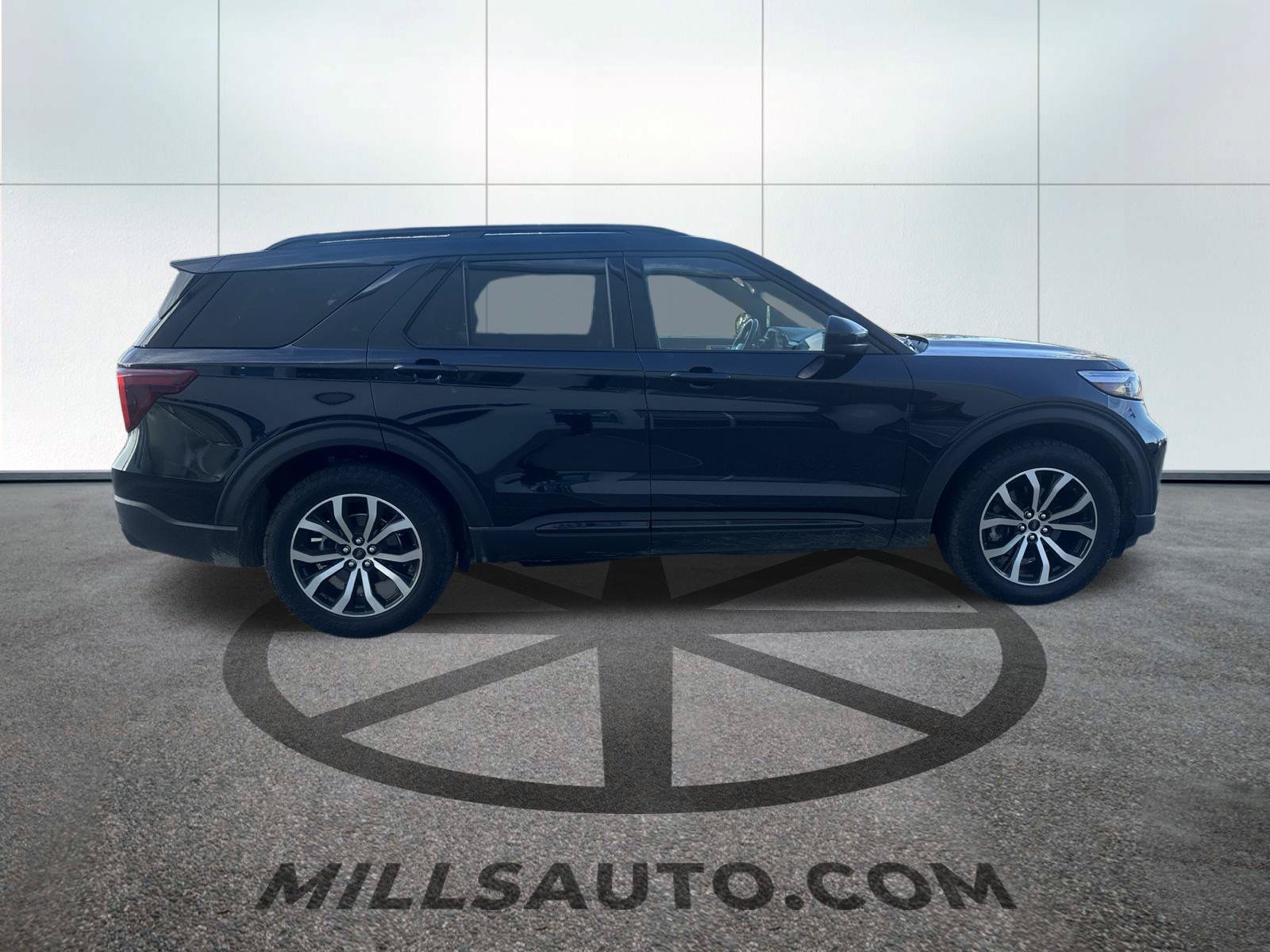Used 2023 Ford Explorer ST RWD image 3