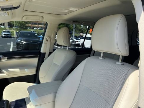 Used 2023 Lexus GX 460 Premium w/ Accessory Package AWD/4WD image 9