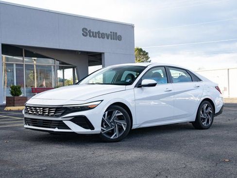 Used 2025 Hyundai Elantra Limited image 1