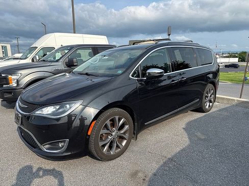Used 2017 Chrysler Pacifica Limited FWD image 2