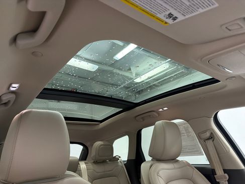 Used 2022 Lincoln Corsair AWD w/ Premium Package image 13