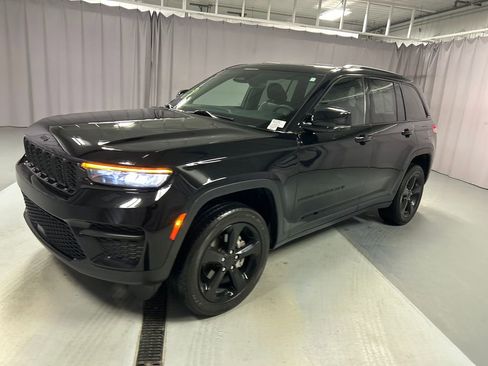 Used 2023 Jeep Grand Cherokee Altitude image 3