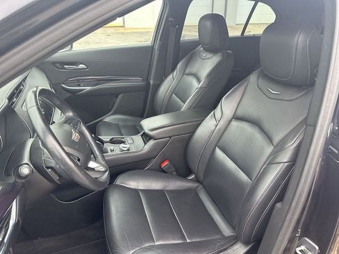 Used 2023 Cadillac XT4 Luxury w/ Cold Weather Package FWD image 10