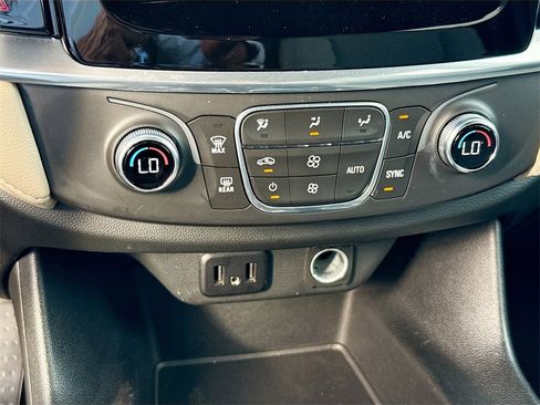 Used 2022 Chevrolet Traverse LS image 17