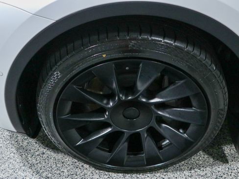 Used 2022 Tesla Model Y Long Range AWD/4WD image 11
