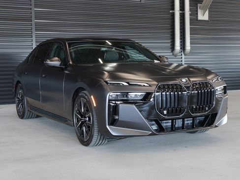 Used 2025 BMW 740i w/ Premium Package RWD image 9