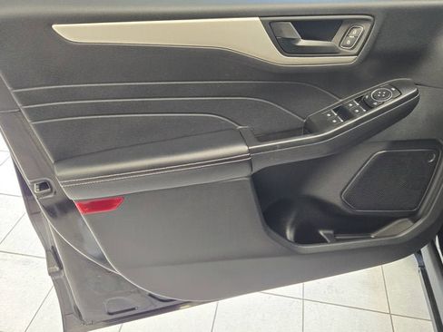 Used 2022 Ford Escape SE w/ SE Sport Appearance Package image 19