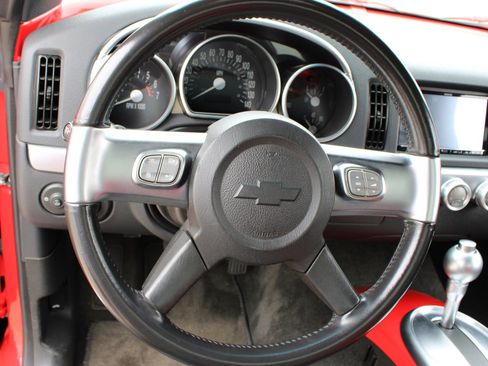 Used 2004 Chevrolet SSR w/ Preferred Equipment Group RWD image 10