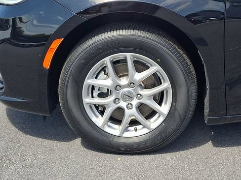Used 2025 Chrysler Pacifica Select FWD image 8
