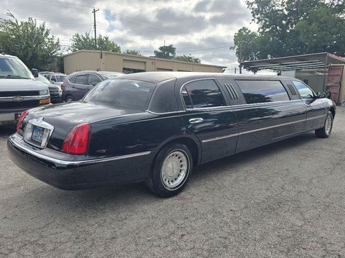Used 2002 Lincoln Town Car Executive RWD image 6