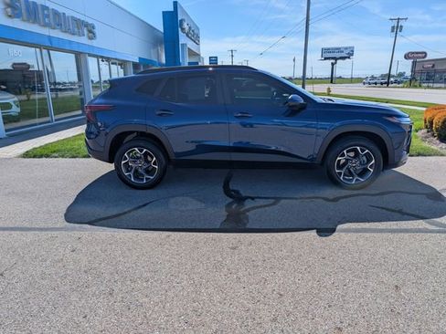 Used 2024 Chevrolet Trax LT w/ Driver Confidence Package FWD image 2