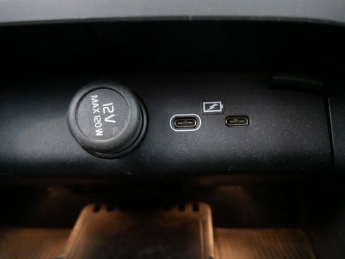 Used 2025 Volvo XC40 B5 Core image 28