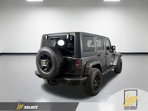 Used 2017 Jeep Wrangler Unlimited Sahara w/ Connectivity Group AWD/4WD image 5